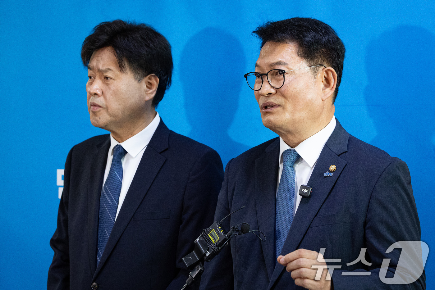 (서울=뉴스1) 유승관 기자 = 더불어민주당 8·17 전당대회에서 당대표에 출마하려다 '피선거권 자격 논란'에 휩싸인 송영길 전 대표와 최고위원 출마자 김용 전 민주연구원 부원장이 …