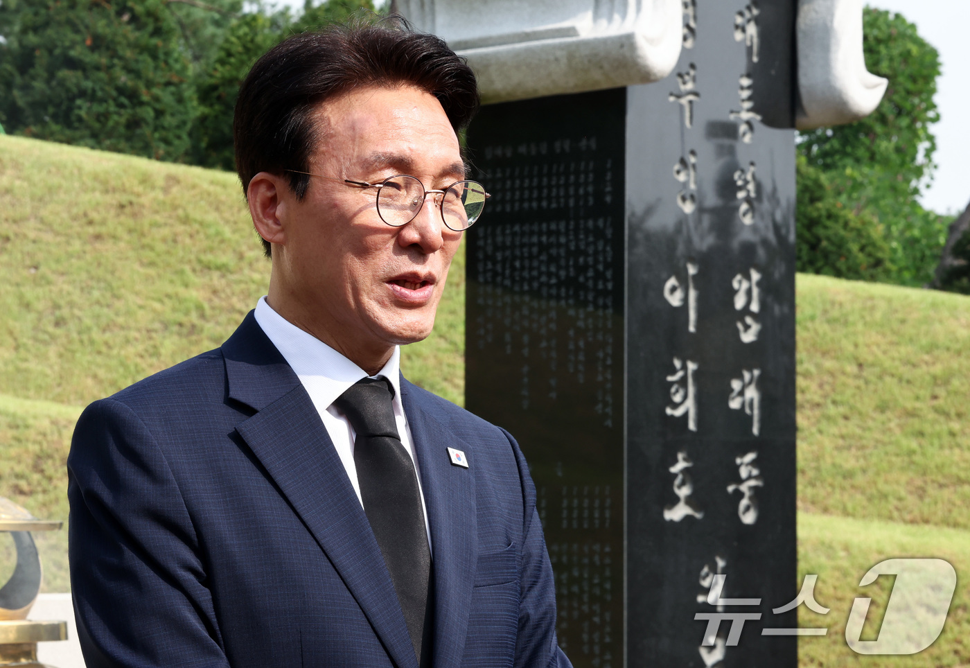 (서울=뉴스1) 최지환 기자 = 더불어민주당 당대표 후보인 김민석 전 총리가 17일 서울 동작구 국립서울현충원 김대중 대통령 묘소 참배를 마치고 발언하고 있다. 2026.7.17/ …