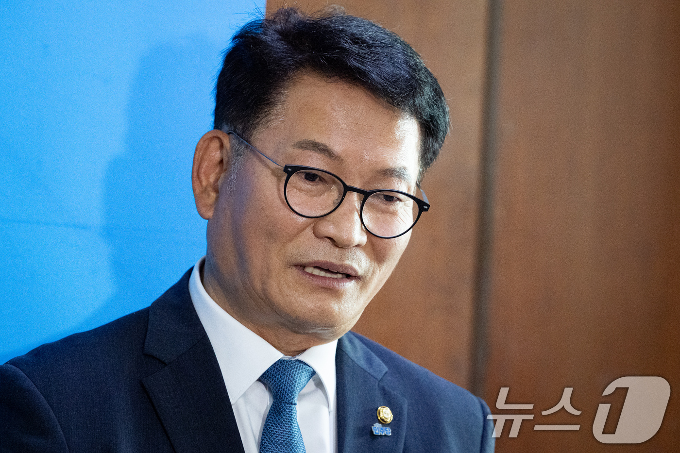 (서울=뉴스1) 유승관 기자 = 더불어민주당 8·17 전당대회에서 당대표에 출마하려다 '피선거권 자격 논란'에 휩싸인 송영길 전 대표가 17일 서울 여의도 국회에서 열린 비공개 최 …