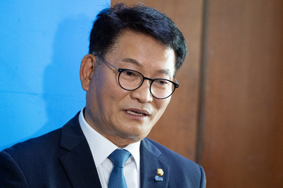 취재진 질문에 답하는 송영길 전 대표