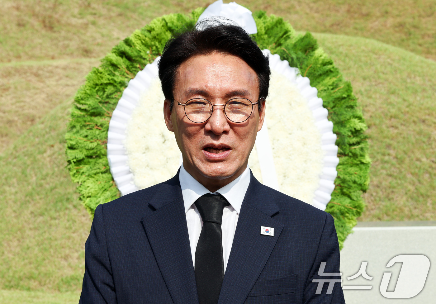 (서울=뉴스1) 최지환 기자 = 더불어민주당 당대표 후보인 김민석 전 총리가 17일 서울 동작구 국립서울현충원 김대중 대통령 묘소 참배를 마치고 발언하고 있다. 2026.7.17/ …