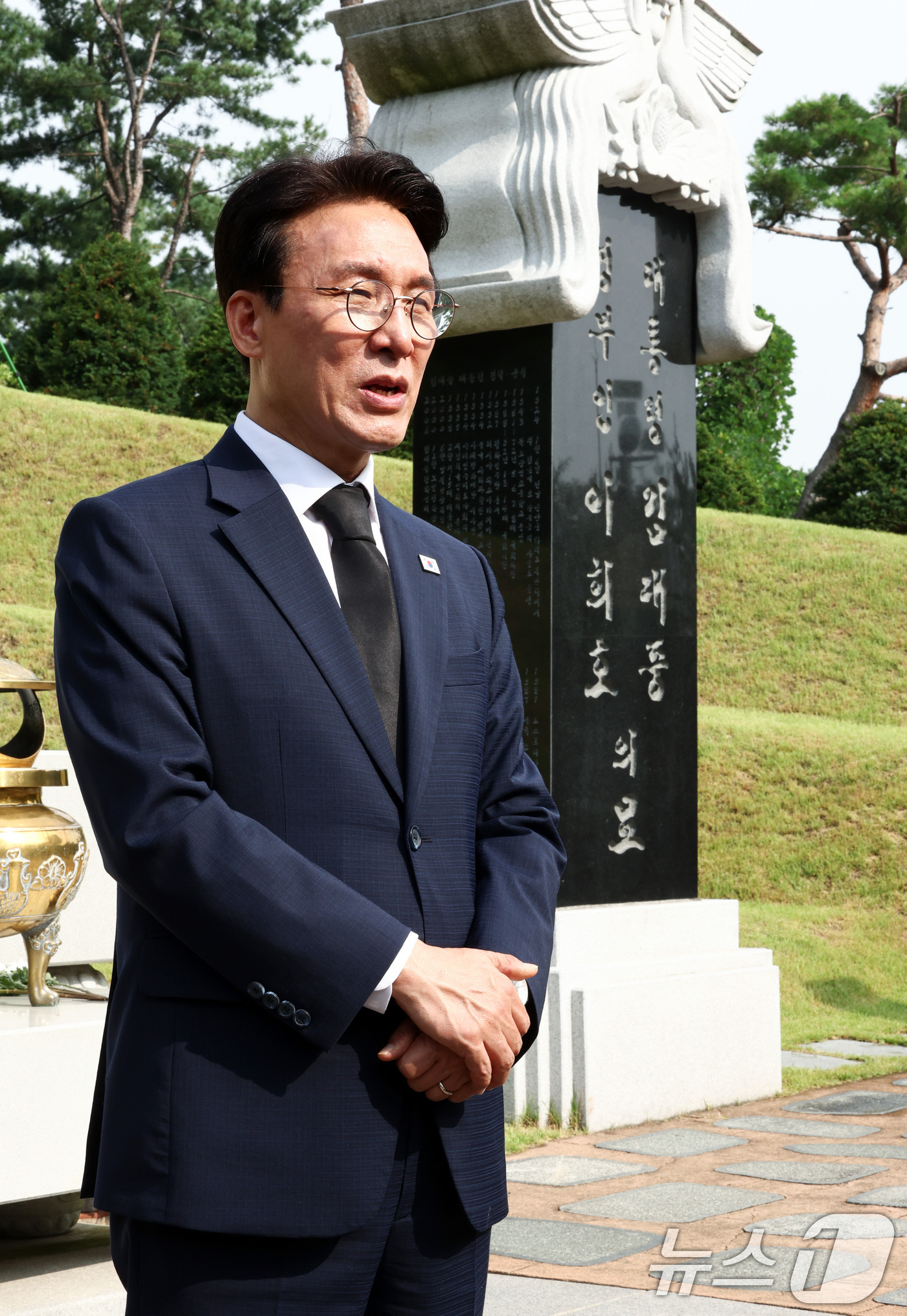 (서울=뉴스1) 최지환 기자 = 더불어민주당 당대표 후보인 김민석 전 총리가 17일 서울 동작구 국립서울현충원 김대중 대통령 묘소 참배를 마치고 발언하고 있다. 2026.7.17/ …