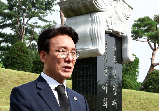 김대중 묘소 참배 후 발언하는 김민석 전 국무총리