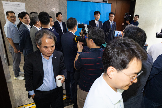 민주, 송영길·김용 전대 출마 길 열자…"오욕의 역사" vs "檢 탄압 상처"