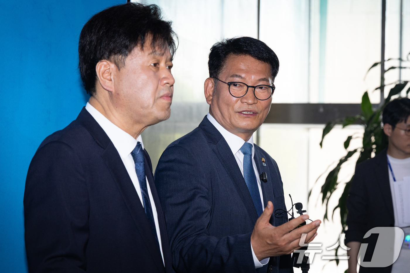 (서울=뉴스1) 유승관 기자 = 더불어민주당 8·17 전당대회에서 당대표에 출마하려다 '피선거권 자격 논란'에 휩싸인 송영길 전 대표와 최고위원 출마자 김용 전 민주연구원 부원장이 …