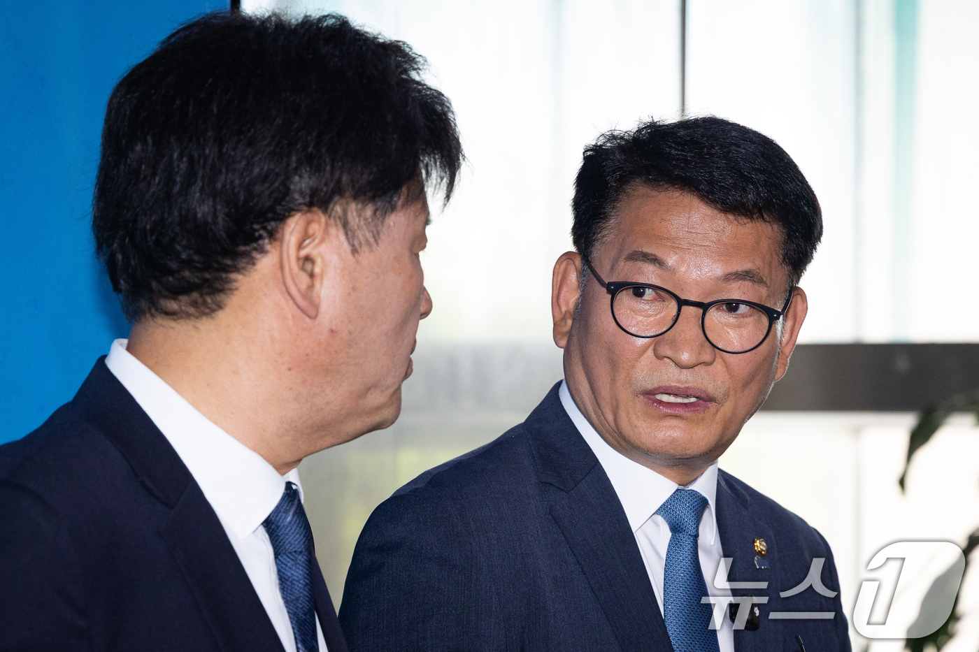 (서울=뉴스1) 유승관 기자 = 더불어민주당 8·17 전당대회에서 당대표에 출마하려다 '피선거권 자격 논란'에 휩싸인 송영길 전 대표와 최고위원 출마자 김용 전 민주연구원 부원장이 …