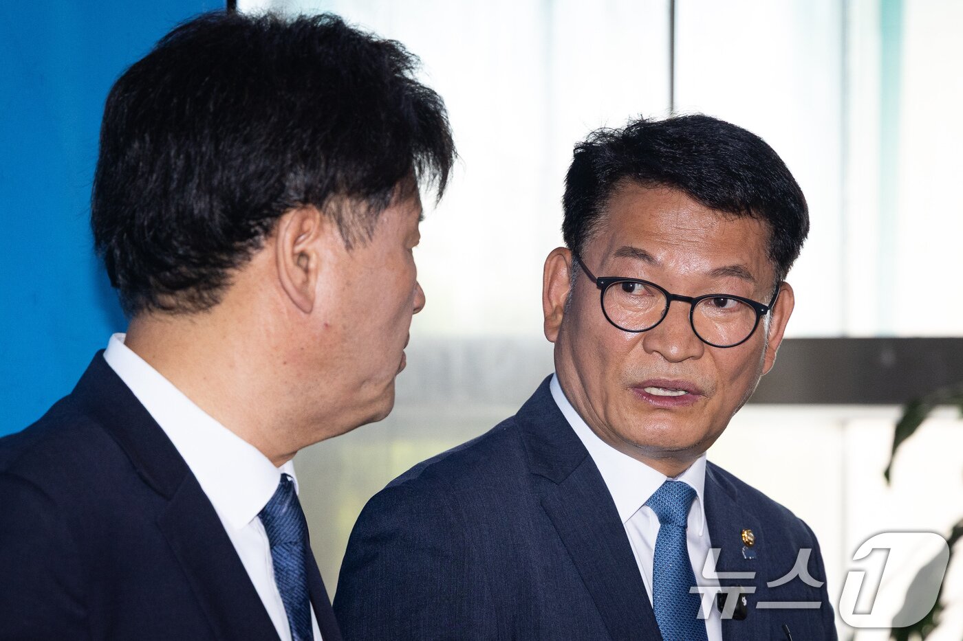 본문 이미지 - 더불어민주당 8·17 전당대회에서 당대표에 출마하려다 '피선거권 자격 논란'에 휩싸인 송영길 전 대표와 최고위원 출마자 김용 전 민주연구원 부원장이 17일 서울 여의도 국회에서 열린 비공개 최고위원회의에 참석 후 기자회견을 하고 있다.  2026.7.17 ⓒ 뉴스1 유승관 기자