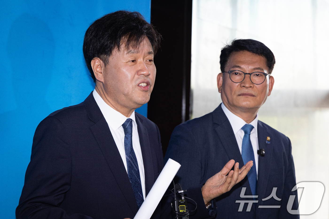 (서울=뉴스1) 유승관 기자 = 더불어민주당 8·17 전당대회에서 당대표에 출마하려다 '피선거권 자격 논란'에 휩싸인 송영길 전 대표와 최고위원 출마자 김용 전 민주연구원 부원장이 …
