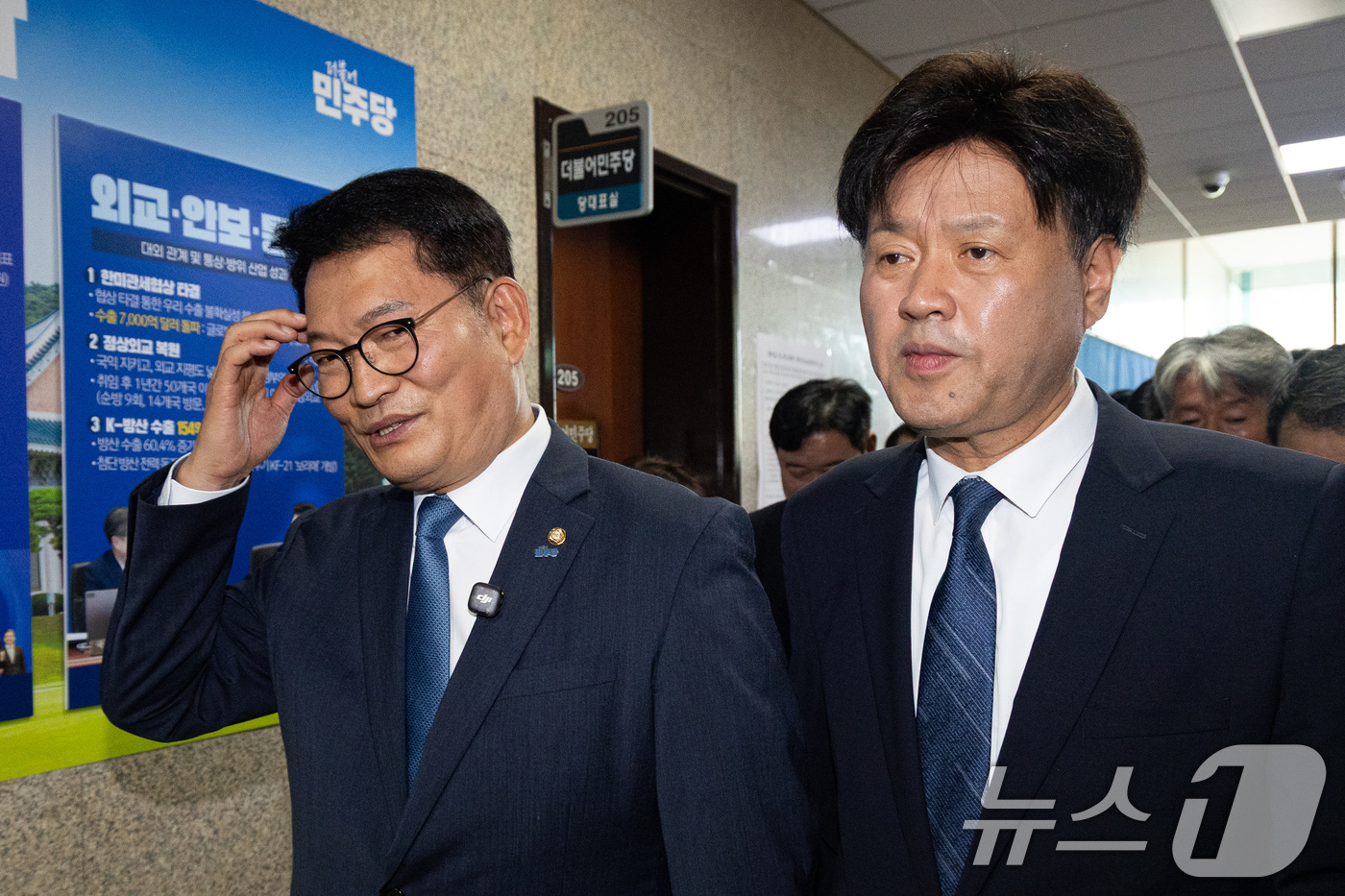(서울=뉴스1) 유승관 기자 = 더불어민주당 8·17 전당대회에서 당대표에 출마하려다 '피선거권 자격 논란'에 휩싸인 송영길 전 대표와 최고위원 출마자 김용 전 민주연구원 부원장이 …