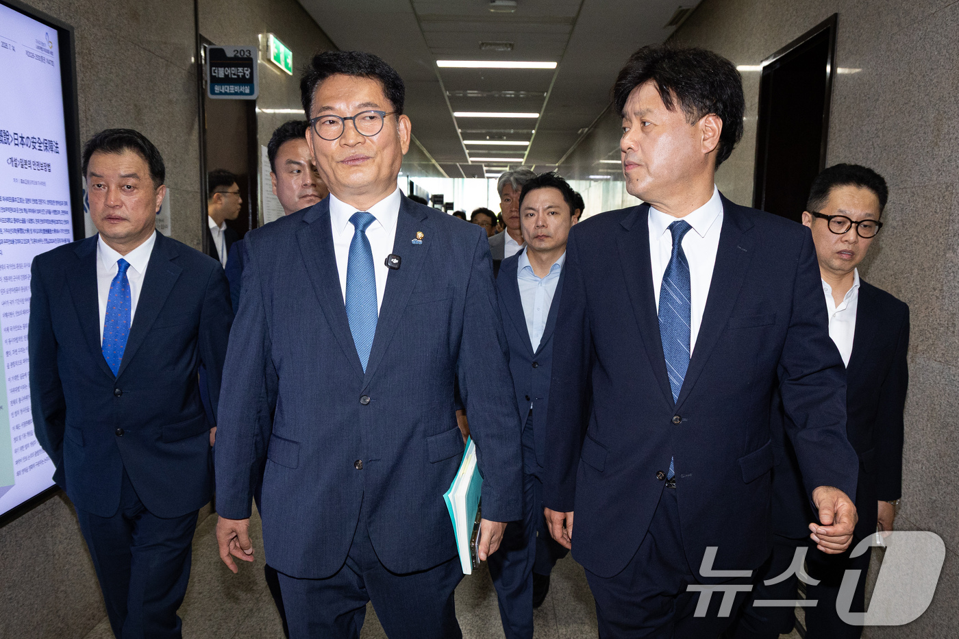 (서울=뉴스1) 유승관 기자 = 더불어민주당 8·17 전당대회에서 당대표에 출마하려다 '피선거권 자격 논란'에 휩싸인 송영길 전 대표와 최고위원 출마자 김용 전 민주연구원 부원장이 …