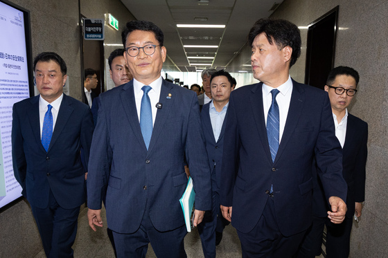 이동하는 송영길·김용