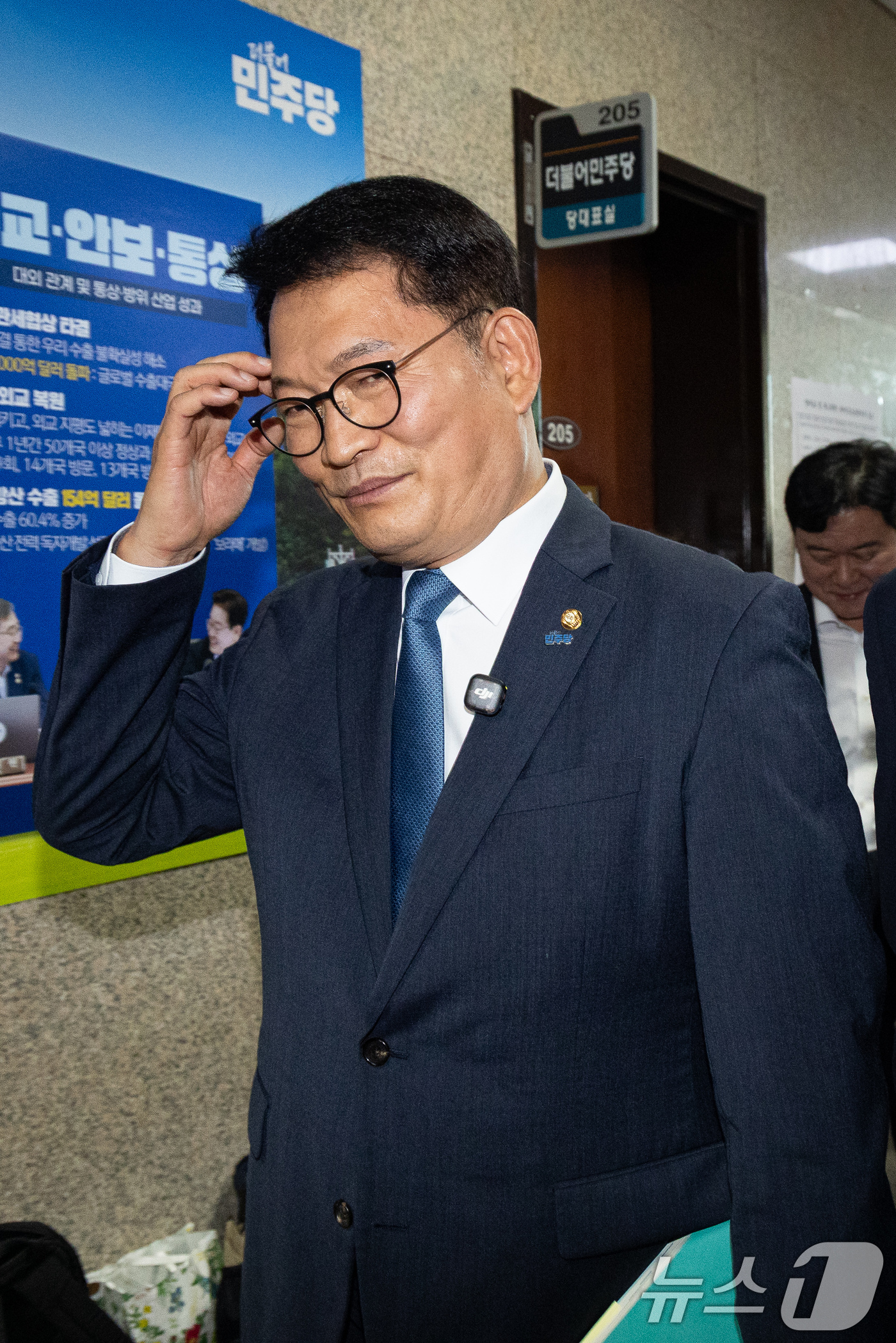 (서울=뉴스1) 유승관 기자 = 더불어민주당 8·17 전당대회에서 당대표에 출마하려다 '피선거권 자격 논란'에 휩싸인 송영길 전 대표가 17일 서울 여의도 국회에서 열린 비공개 최 …