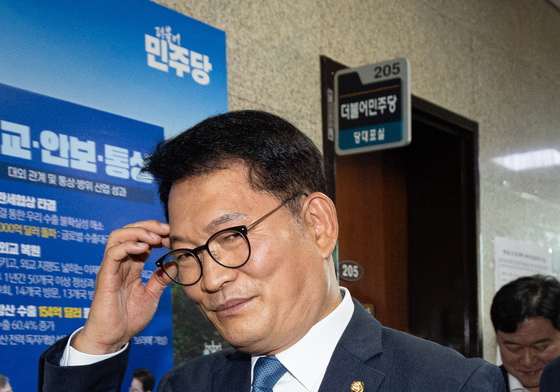 굳은 표정으로 당대표실 앞 지나는 송영길