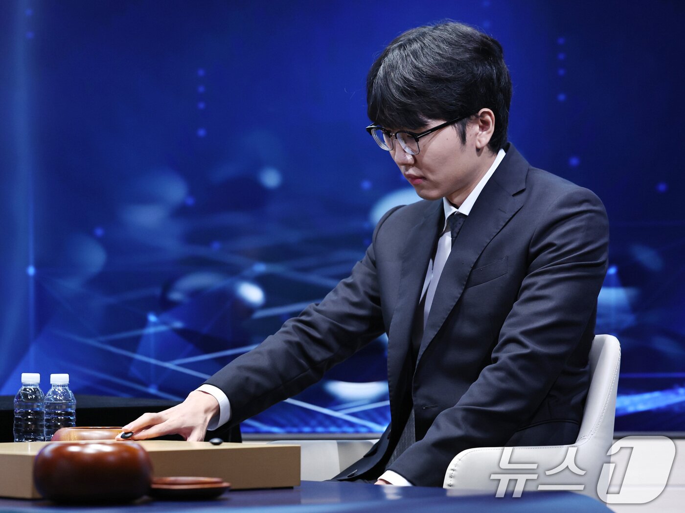 본문 이미지 - 바둑 세계랭킹 1위 신진서 9단이 17일 오전 서울 중구 한국경제TV 스튜디오에서 열린 '쎈수학·한경 기신전(棋神戰)' 인공지능(AI) 프로그램 카타고(KataGo)와의 두 점 접바둑 3번기 첫 대국을 펼치고 있다. 2026.7.17 ⓒ 뉴스1 구윤성 기자