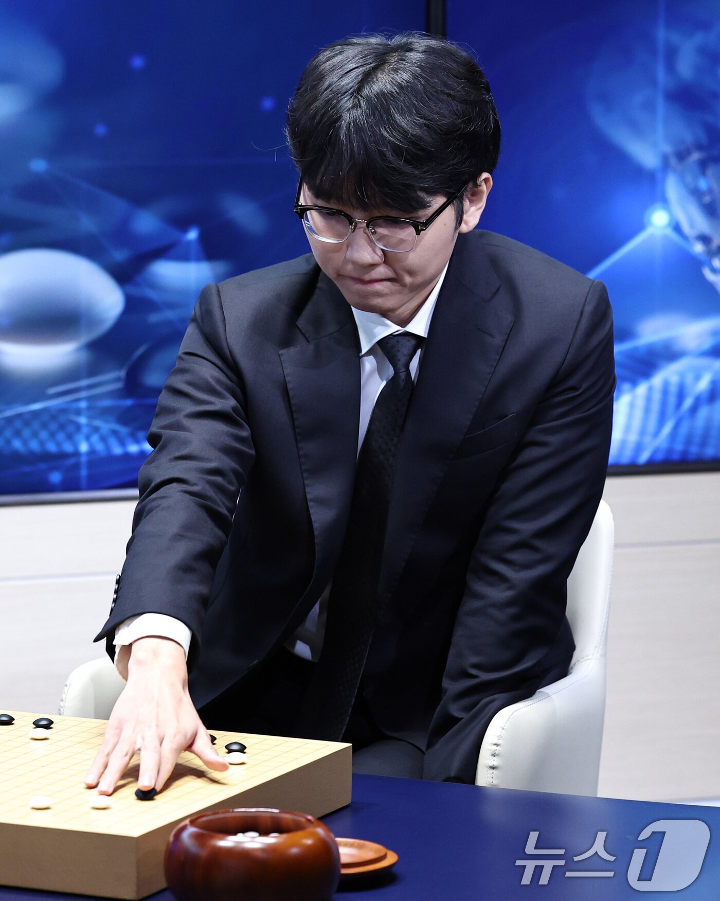 본문 이미지 - 바둑 세계랭킹 1위 신진서 9단이 17일 오전 서울 중구 한국경제TV 스튜디오에서 열린 '쎈수학·한경 기신전(棋神戰)' 인공지능(AI) 프로그램 카타고(KataGo)와의 두 점 접바둑 3번기 첫 대국을 펼치고 있다. 2026.7.17 ⓒ 뉴스1 구윤성 기자