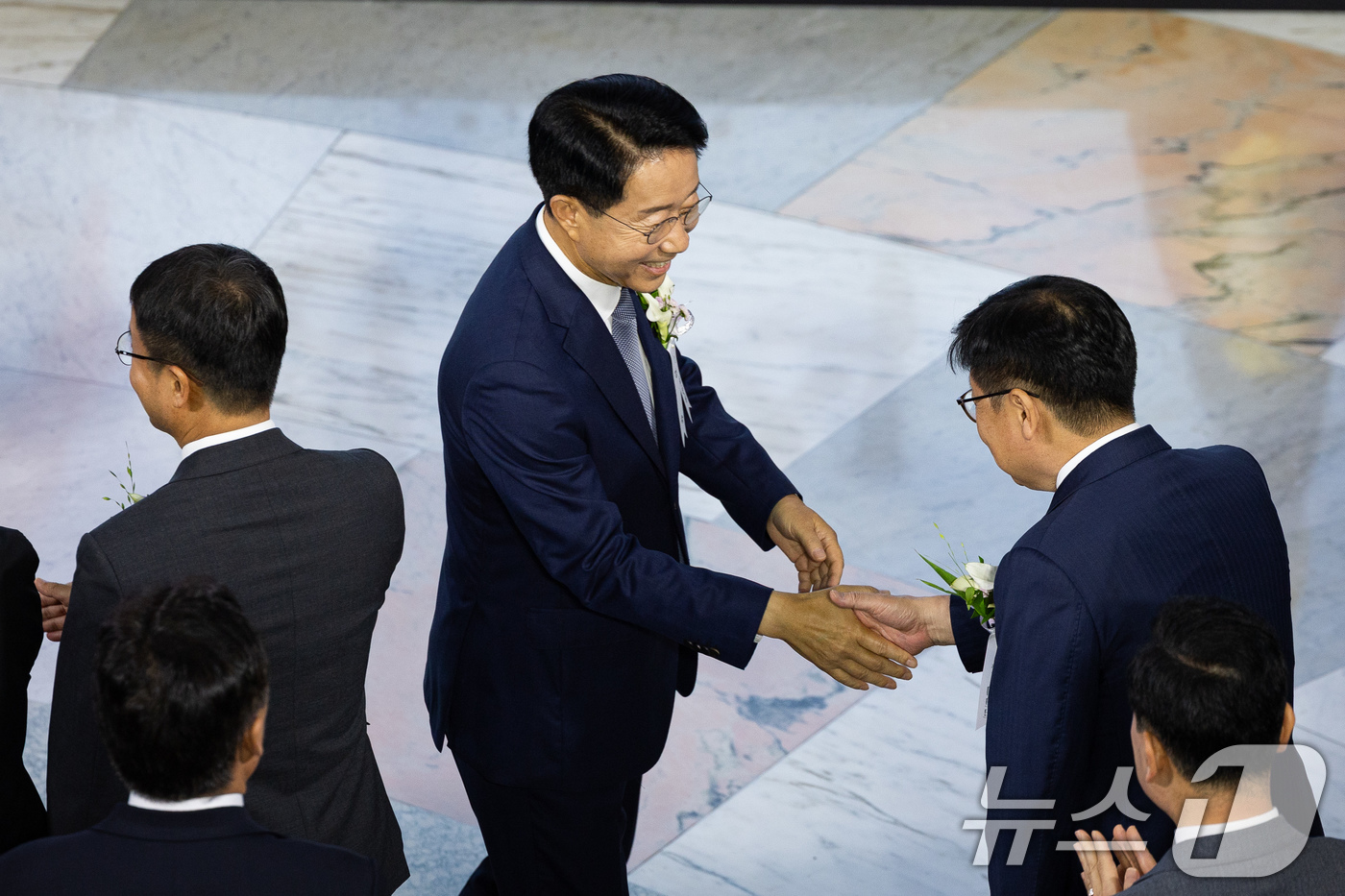 (서울=뉴스1) 유승관 기자 = 조정식 국회의장이 17일 서울 여의도 국회에서 열린 제78주년 제헌절 경축식에서 더불어민주당 한병도(왼쪽), 국민의힘 정점식 원내대표와 인사를 나누 …