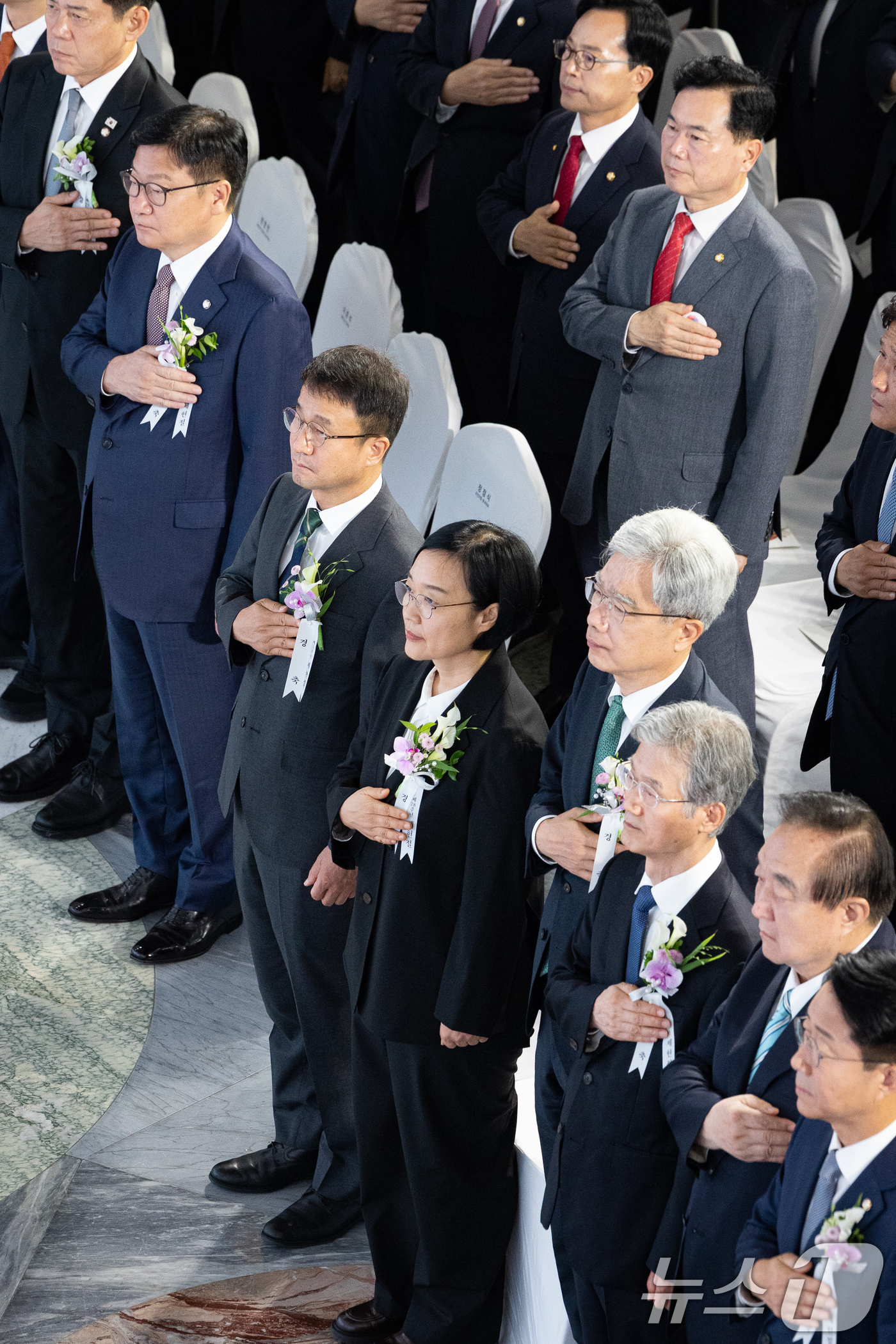 (서울=뉴스1) 유승관 기자 = 17일 서울 여의도 국회에서 열린 제78주년 제헌절 경축식에서 참석자들이 국민의례를 하고 있다. 앞줄 오른쪽부터 조정식 국회의장, 정대철 헌정회장, …