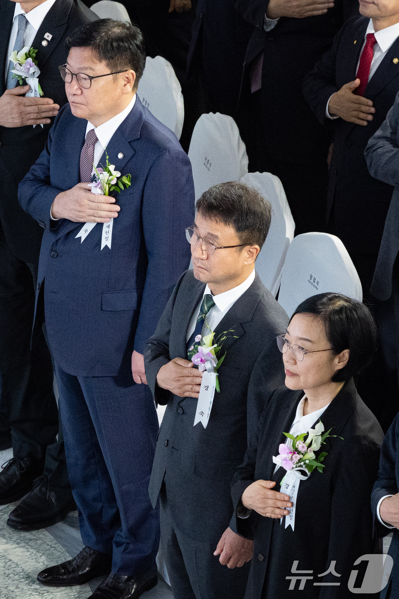 (서울=뉴스1) 유승관 기자 = 17일 서울 여의도 국회에서 열린 제78주년 제헌절 경축식에서 참석자들이 국민의례를 하고 있다. 앞줄 오른쪽부터 한성숙 국무총리, 한병도 더불어민주 …