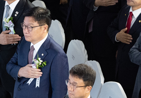 국민의례하는 여야 원내대표와 한성숙 총리
