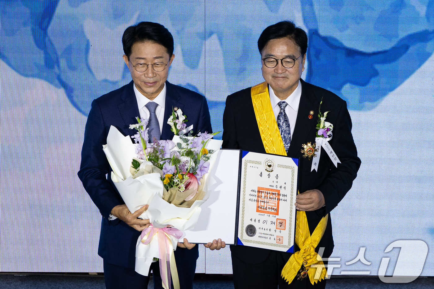 (서울=뉴스1) 유승관 기자 = 우원식 전 국회의장이 17일 서울 여의도 국회에서 열린 제78주년 제헌절 경축식에서 국민훈장 무궁화장을 전수받은 후 조정식 국회의장과 기념 촬영을 …