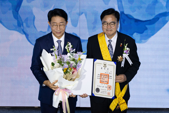 우원식 전 국회의장, 국민훈장 무궁화장 전수