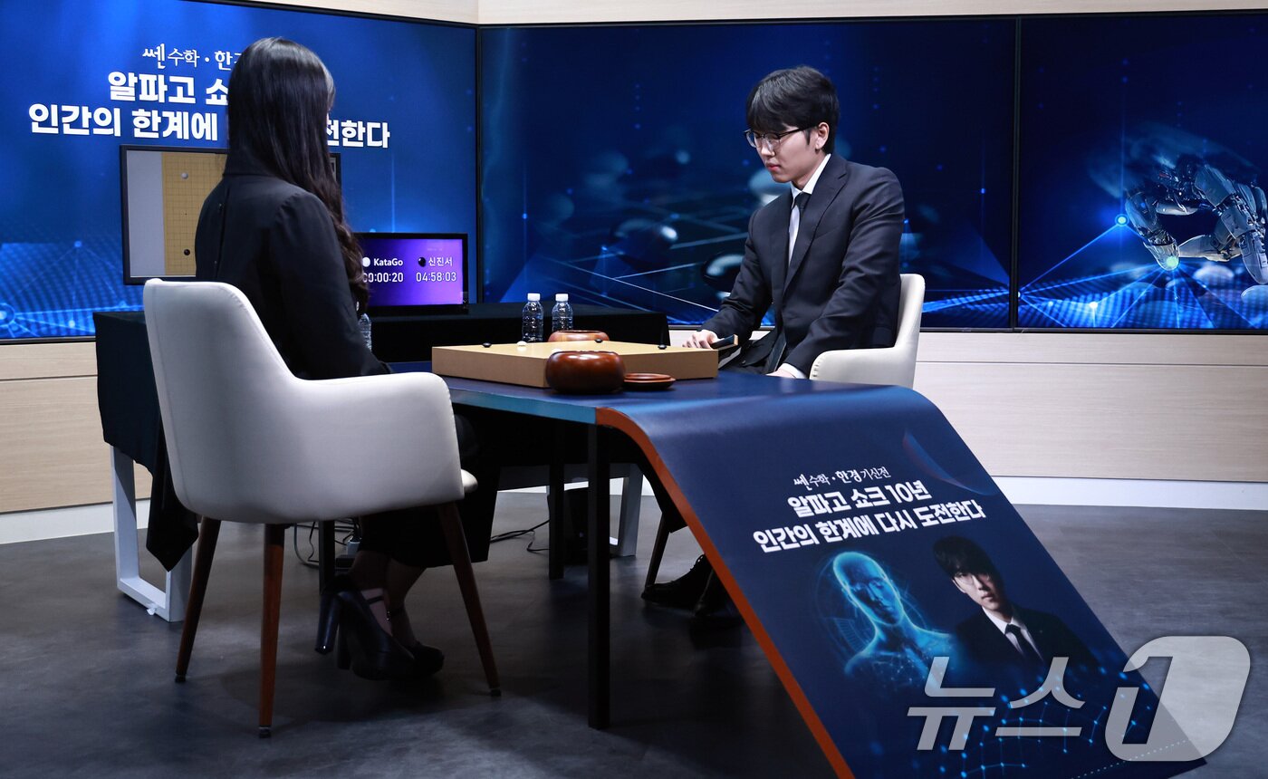 본문 이미지 - 바둑 세계랭킹 1위 신진서 9단이 17일 오전 서울 중구 한국경제TV 스튜디오에서 열린 '쎈수학·한경 기신전(棋神戰)' 인공지능(AI) 프로그램 카타고(KataGo)와의 두 점 접바둑 3번기 첫 대국을 펼치고 있다. 2026.7.17 ⓒ 뉴스1 구윤성 기자