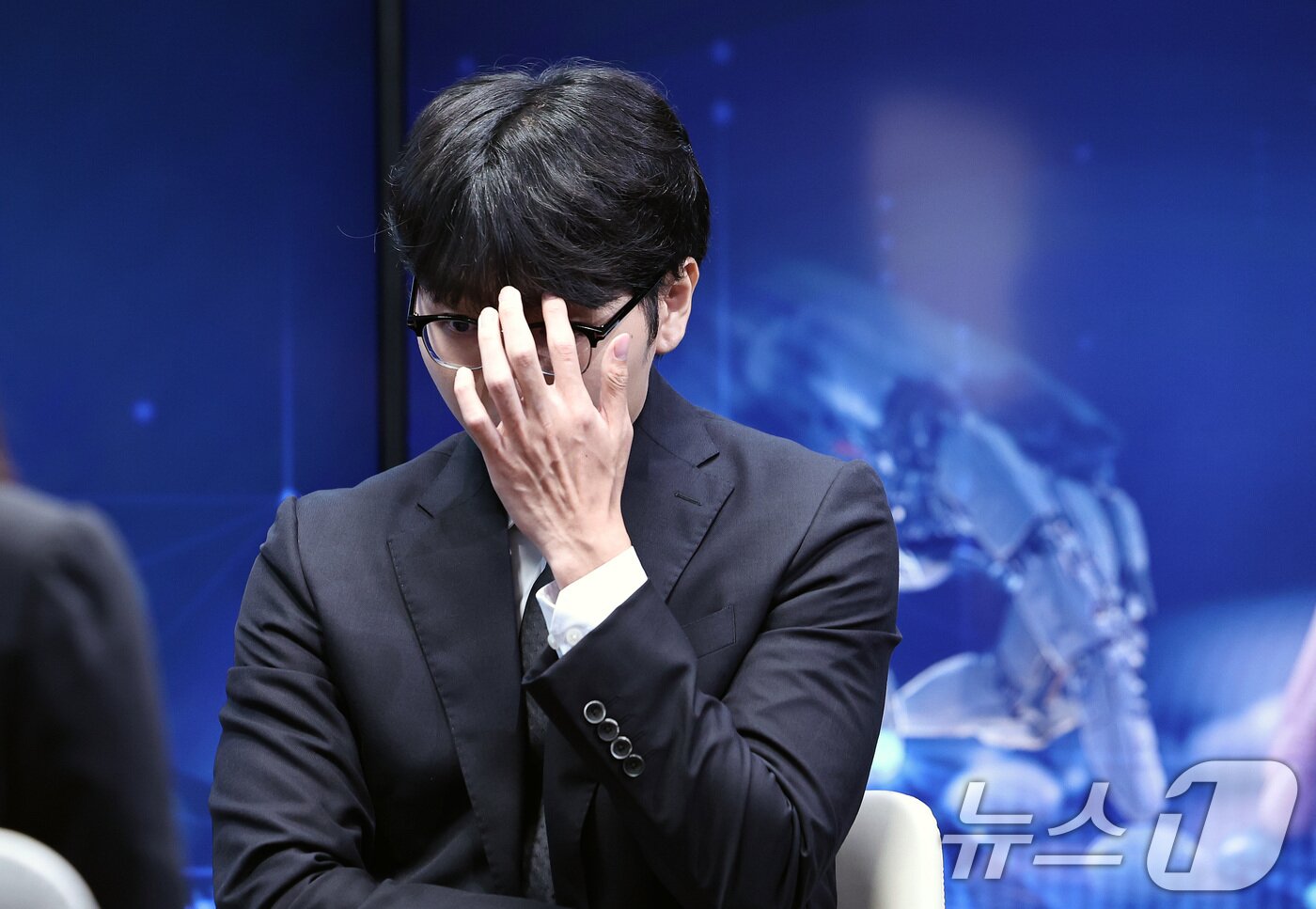 본문 이미지 - 바둑 세계랭킹 1위 신진서 9단이 17일 오전 서울 중구 한국경제TV 스튜디오에서 열린 '쎈수학·한경 기신전(棋神戰)' 인공지능(AI) 프로그램 카타고(KataGo)와의 두 점 접바둑 3번기 첫 대국을 펼치고 있다. 2026.7.17 ⓒ 뉴스1 구윤성 기자