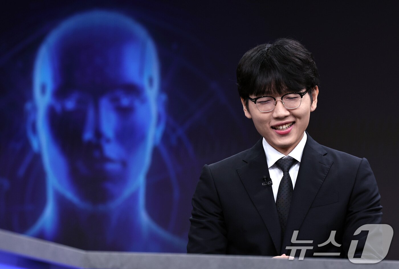 본문 이미지 - 바둑 세계랭킹 1위 신진서 9단이 17일 오전 서울 중구 한국경제TV 스튜디오에서 열린 '쎈수학·한경 기신전(棋神戰)' 인공지능(AI) 프로그램 카타고(KataGo)와의 두 점 접바둑 3번기 첫 대국을 앞두고 인터뷰하고 있다. 2026.7.17 ⓒ 뉴스1 구윤성 기자