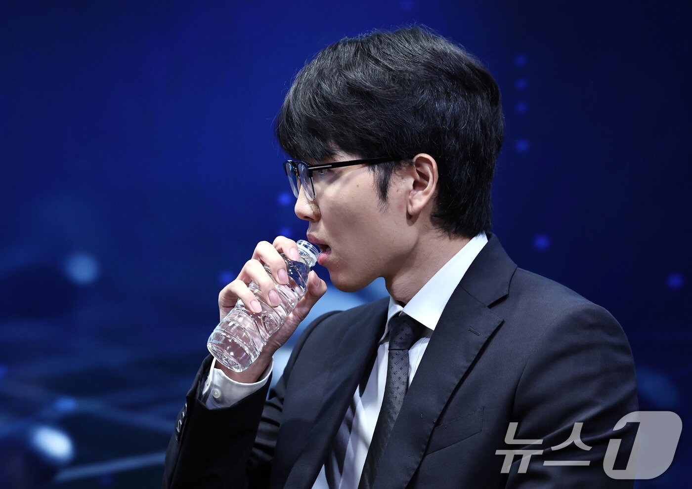 본문 이미지 - 바둑 세계랭킹 1위 신진서 9단이 17일 오전 서울 중구 한국경제TV 스튜디오에서 열린 '쎈수학·한경 기신전(棋神戰)' 인공지능(AI) 프로그램 카타고(KataGo)와의 두 점 접바둑 3번기 첫 대국을 앞두고 목을 축이고 있다. 2026.7.17 ⓒ 뉴스1 구윤성 기자
