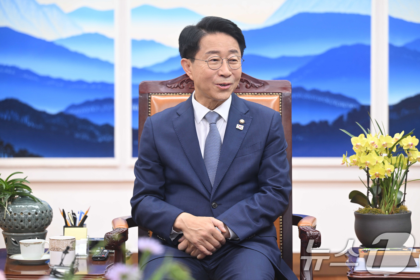 (서울=뉴스1) 국회사진기자단 = 조정식 국회의장이 17일 서울 여의도 국회의장 집무실에서 제78주년 제헌절 경축식에 앞서 전직 국회의장, 제헌유족 등과 환담을 하고 있다. 202 …