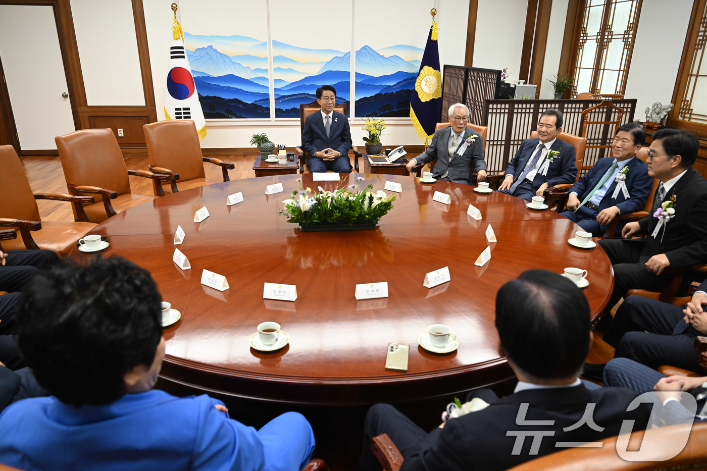 (서울=뉴스1) 국회사진기자단 = 조정식 국회의장이 17일 서울 여의도 국회의장 집무실에서 제78주년 제헌절 경축식에 앞서 전직 국회의장, 제헌유족 등과 환담을 하고 있다. 202 …
