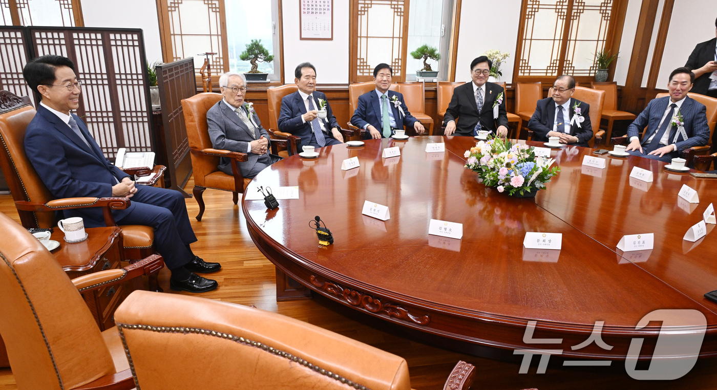 (서울=뉴스1) 국회사진기자단 = 조정식 국회의장이 17일 서울 여의도 국회의장 집무실에서 제78주년 제헌절 경축식에 앞서 전직 국회의장, 제헌유족 등과 환담을 하고 있다. 202 …