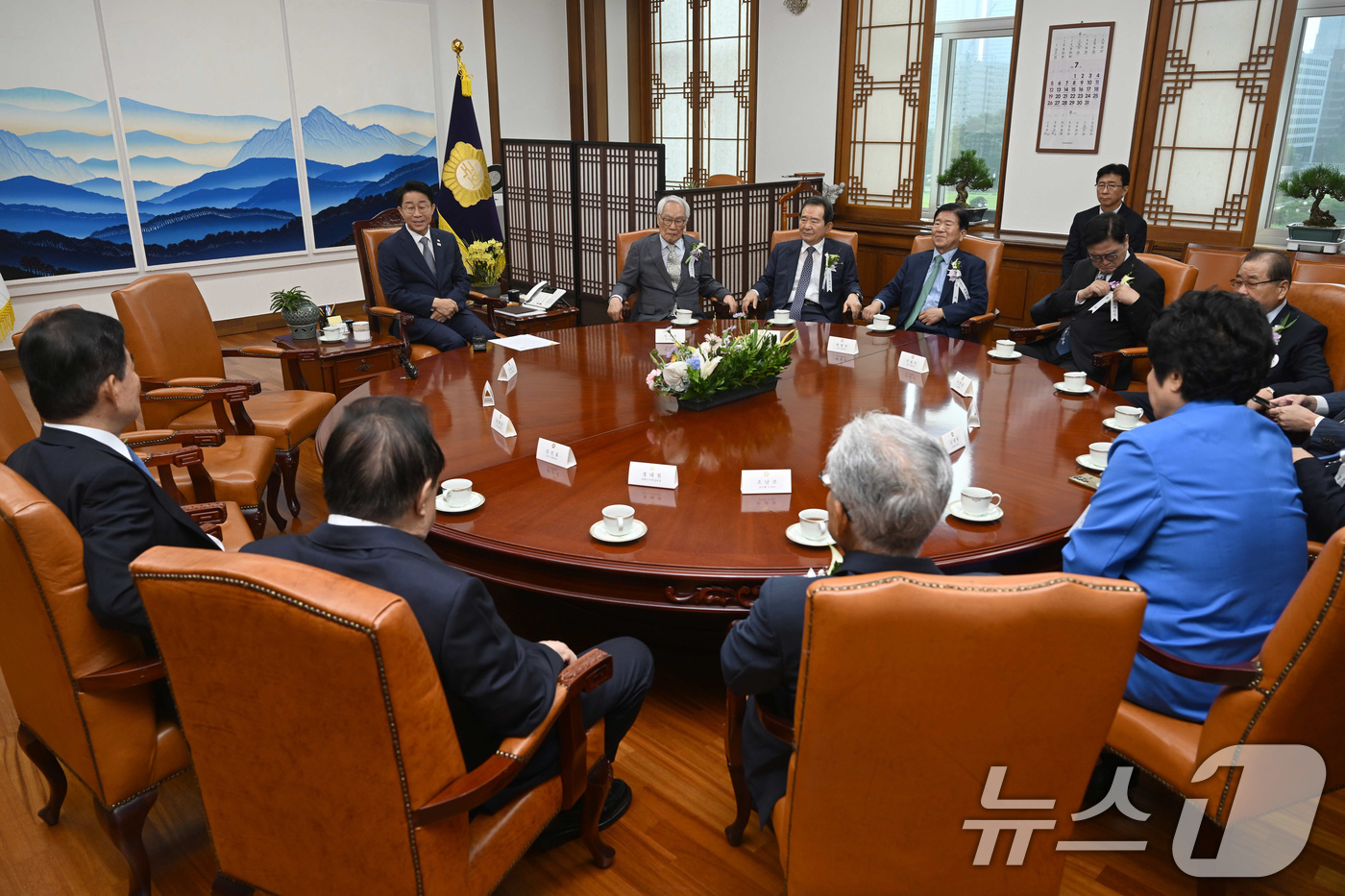 (서울=뉴스1) 국회사진기자단 = 조정식 국회의장이 17일 서울 여의도 국회의장 집무실에서 제78주년 제헌절 경축식에 앞서 전직 국회의장, 제헌유족 등과 환담을 하고 있다. 202 …