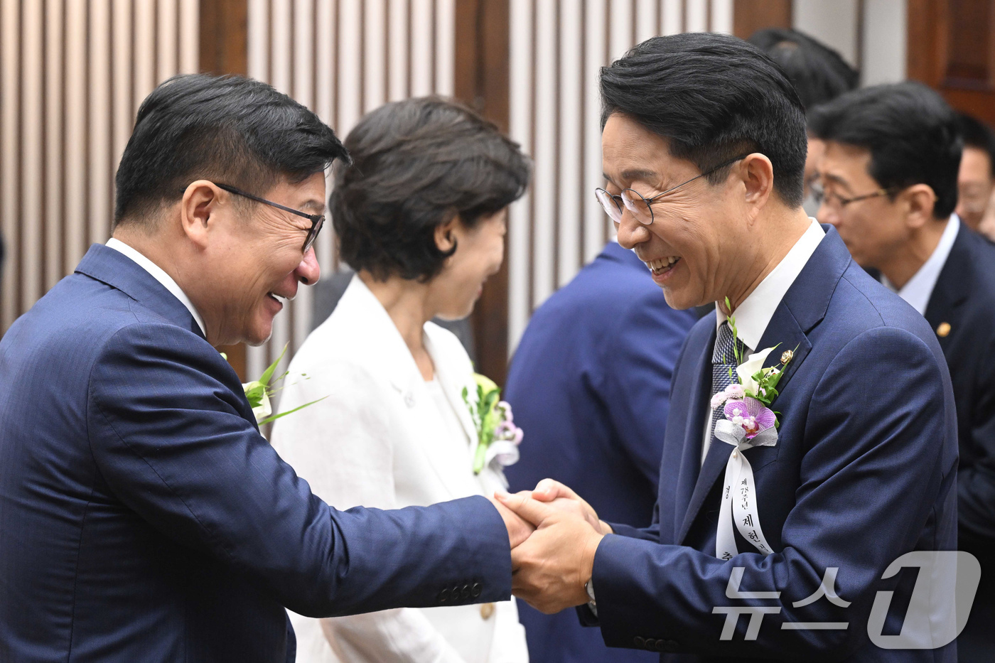 (서울=뉴스1) 국회사진기자단 = 조정식 국회의장이 17일 서울 여의도 국회 의장접견실에서 제78주년 제헌절 경축식에 앞서 정점식 국민의힘 원내대표와 악수를 하고 있다. 2026. …