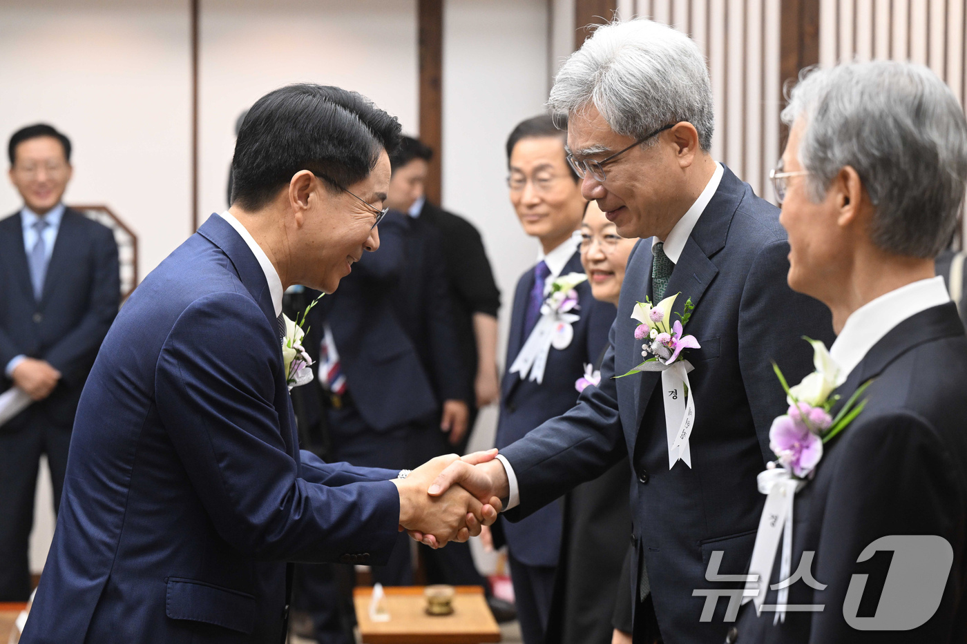 (서울=뉴스1) 국회사진기자단 = 조정식 국회의장이 17일 서울 여의도 국회 의장접견실에서 제78주년 제헌절 경축식에 앞서 김상환 헌법재판소장과 악수를 하고 있다. 오른쪽부터 조희 …