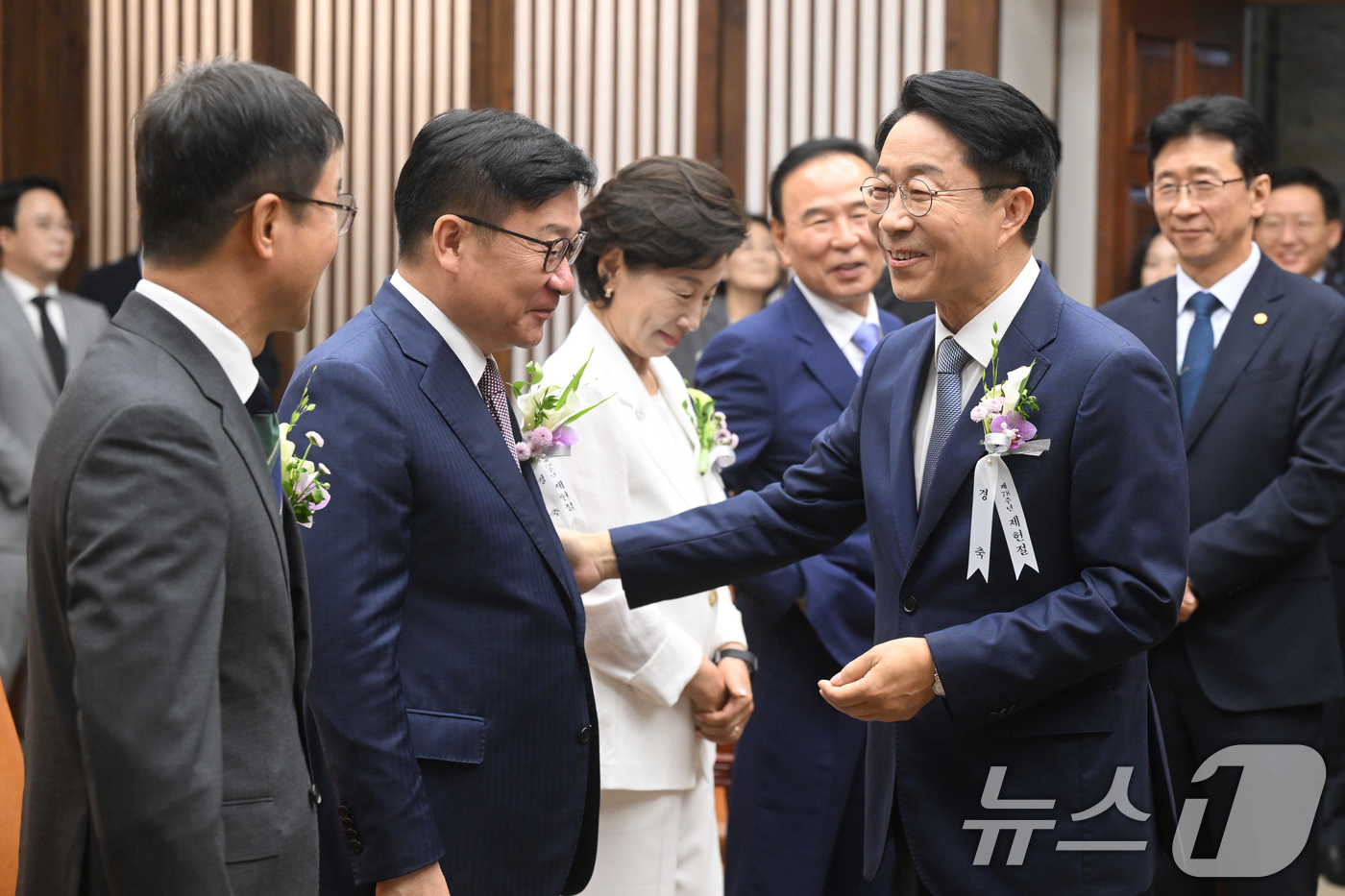(서울=뉴스1) 국회사진기자단 = 조정식 국회의장이 17일 서울 여의도 국회 의장접견실에서 제78주년 제헌절 경축식에 앞서 정점식 국민의힘 원내대표와 대화하고 있다. 왼쪽부터 한병 …