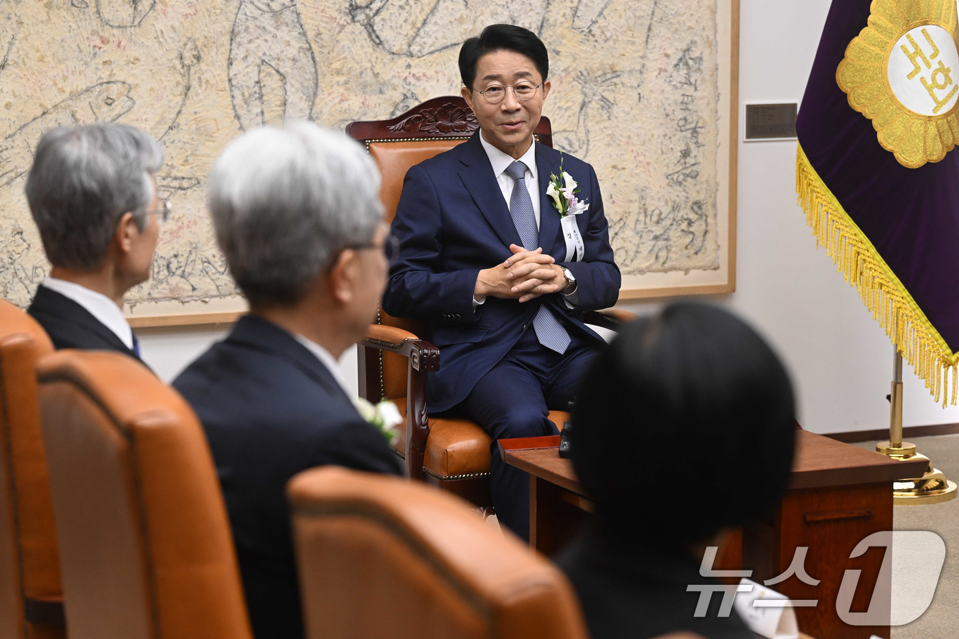 (서울=뉴스1) 국회사진기자단 = 조정식 국회의장이 17일 서울 여의도 국회 의장접견실에서 제78주년 제헌절 경축식에 앞서 4부요인 및 감사원장, 여야 원내대표 등과 환담을 하고 …