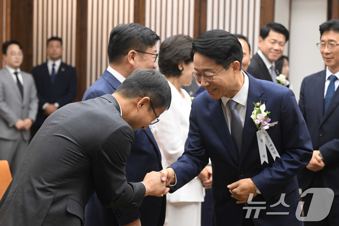 (서울=뉴스1) 국회사진기자단 = 조정식 국회의장이 17일 서울 여의도 국회 의장접견실에서 제78주년 제헌절 경축식에 앞서 한병도 더불어민주당 대표 직무대행 겸 원내대표와 악수를 …