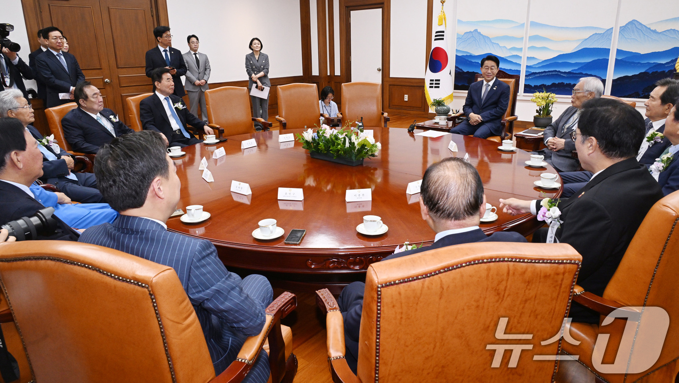 (서울=뉴스1) 국회사진기자단 = 조정식 국회의장이 17일 서울 여의도 국회의장 집무실에서 제78주년 제헌절 경축식에 앞서 전직 국회의장, 제헌유족 등과 환담을 하고 있다. 202 …