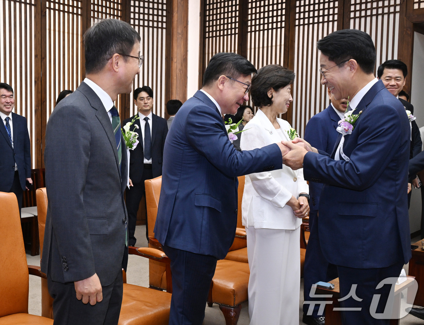 (서울=뉴스1) 국회사진기자단 = 조정식 국회의장이 17일 서울 여의도 국회에서 제78주년 제헌절 경축식에 앞서 정점식 국민의힘 원내대표와 인사를 나누고 있다. 왼쪽은 한병도 더불 …