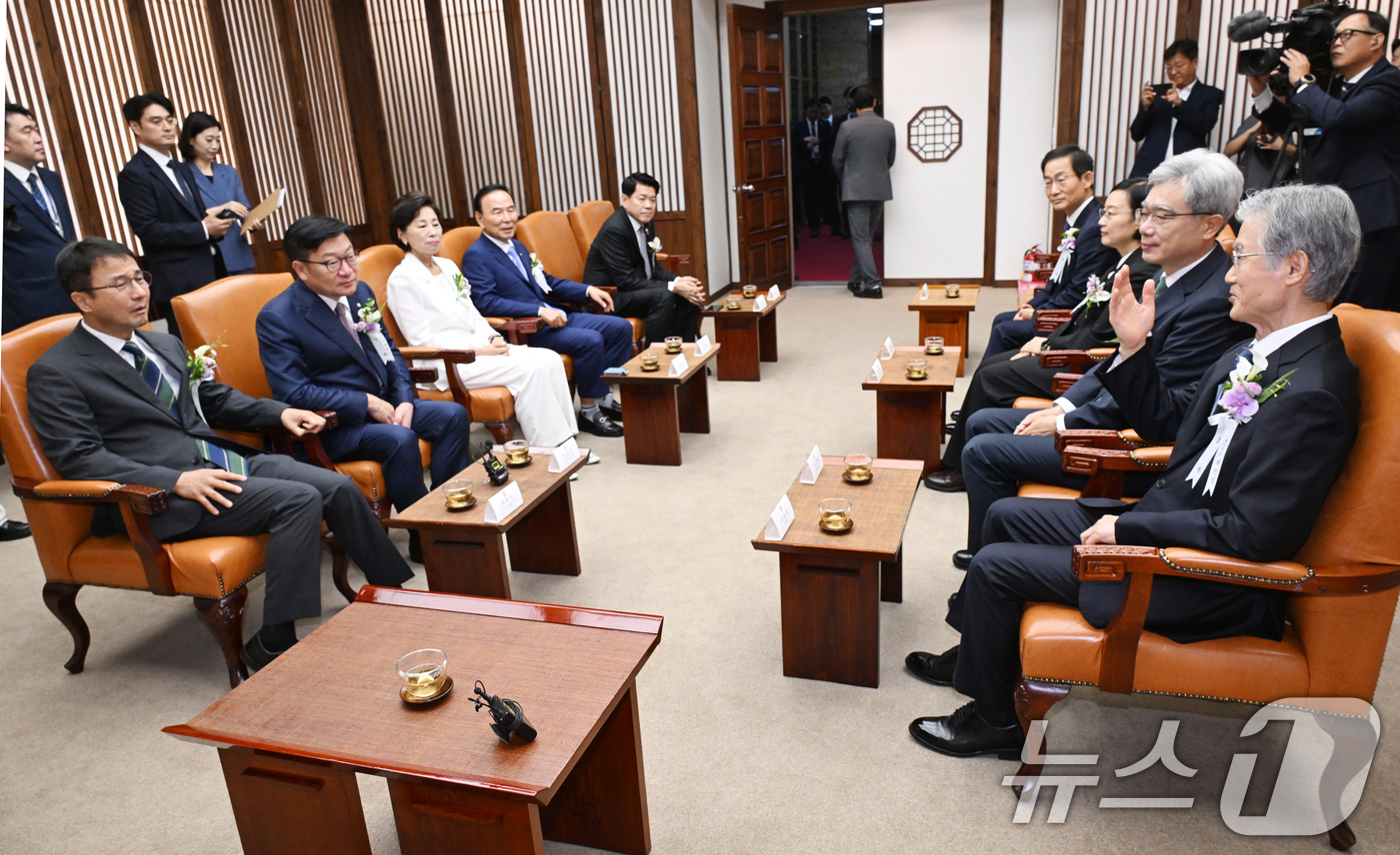 (서울=뉴스1) 국회사진기자단 = 4부요인 및 여야 원내대표 등 참석자들이 17일 서울 여의도 국회 의장접견실에서 제78주년 제헌절 경축식에 앞서 환담을 하고 있다. 2026.7. …