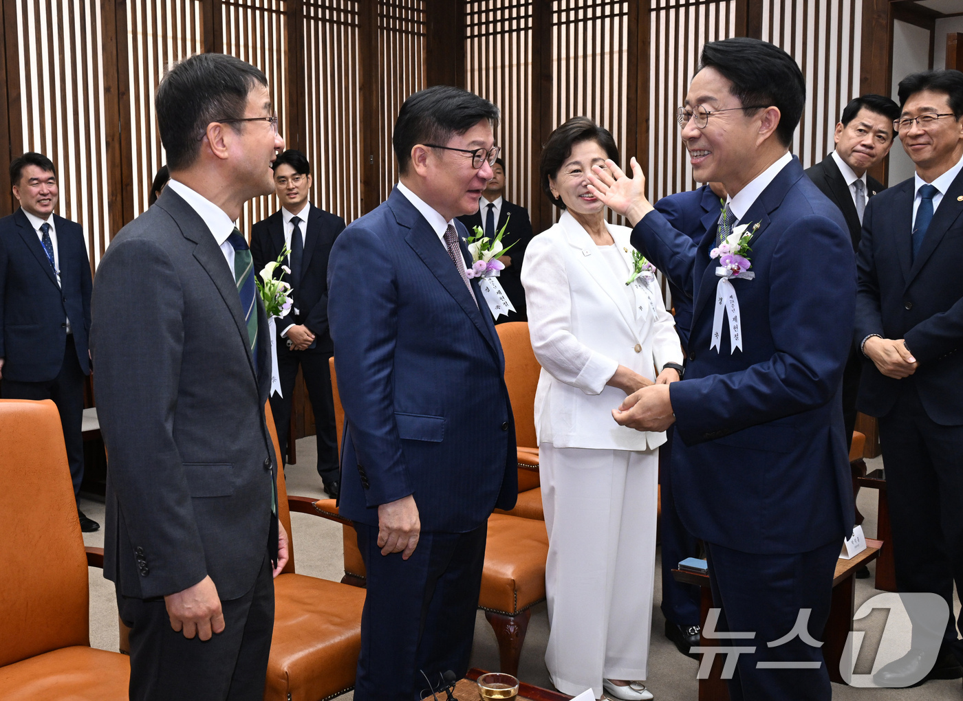 (서울=뉴스1) 국회사진기자단 = 조정식 국회의장이 17일 서울 여의도 국회에서 제78주년 제헌절 경축식에 앞서 정점식 국민의힘 원내대표와 인사를 나누고 있다. 왼쪽은 한병도 더불 …