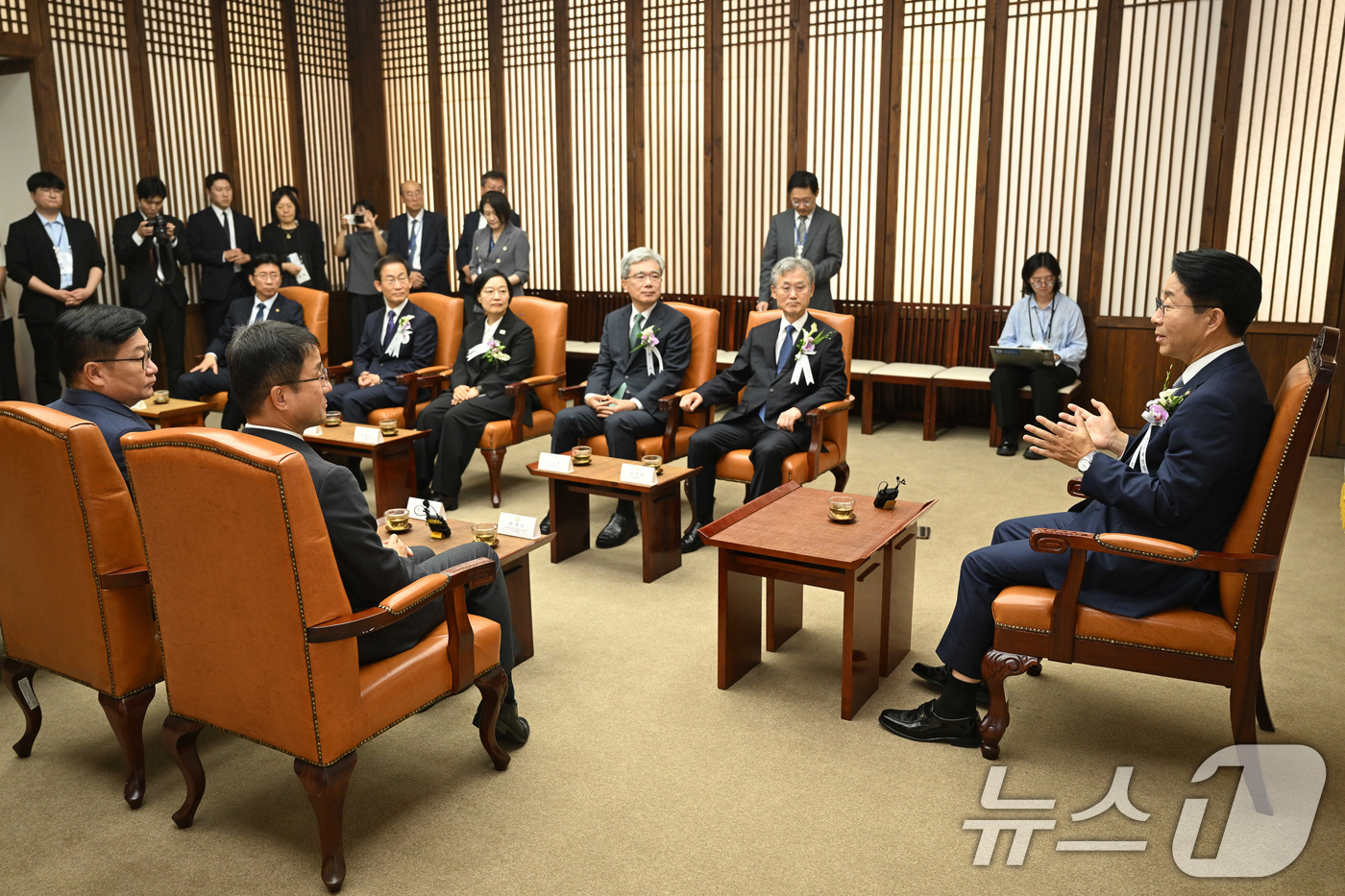 (서울=뉴스1) 국회사진기자단 = 조정식 국회의장이 17일 서울 여의도 국회 의장접견실에서 제78주년 제헌절 경축식에 앞서 4부요인 및 감사원장, 여야 원내대표 등과 환담을 하고 …