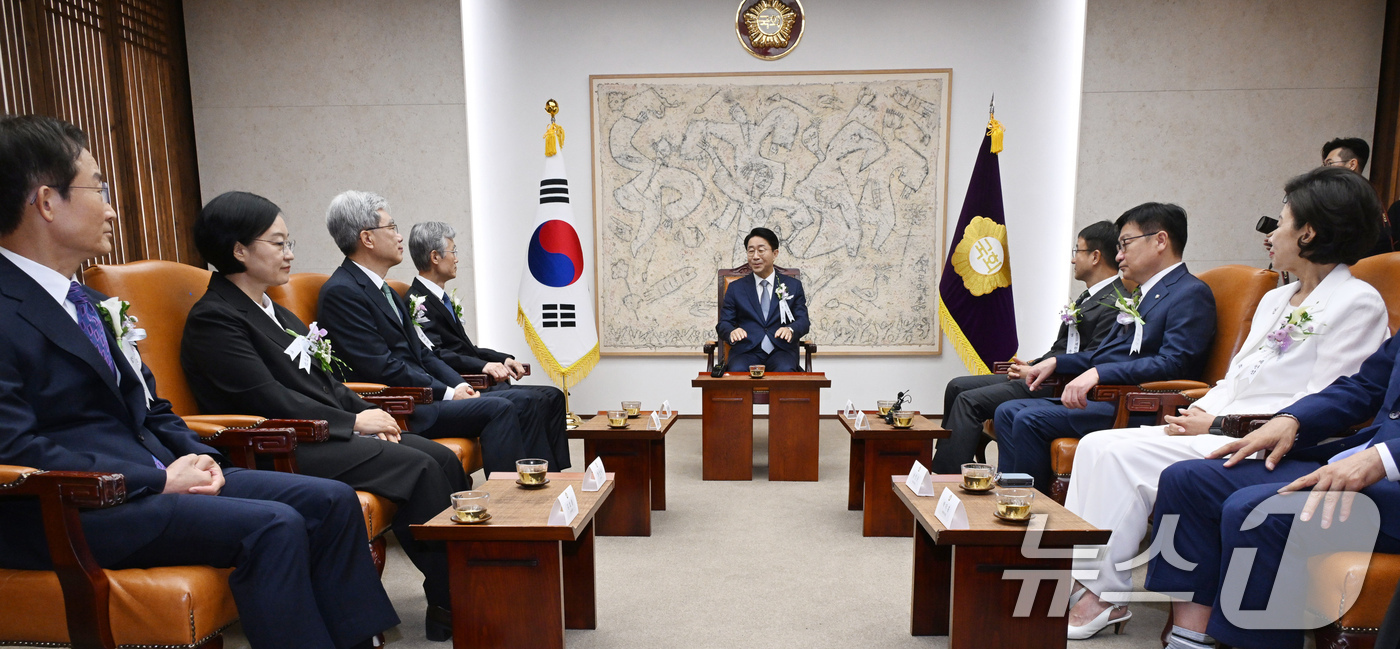 (서울=뉴스1) 국회사진기자단 = 조정식 국회의장이 17일 서울 여의도 국회 의장접견실에서 제78주년 제헌절 경축식에 앞서 4부요인 및 감사원장, 여야 원내대표 등과 환담을 하고 …