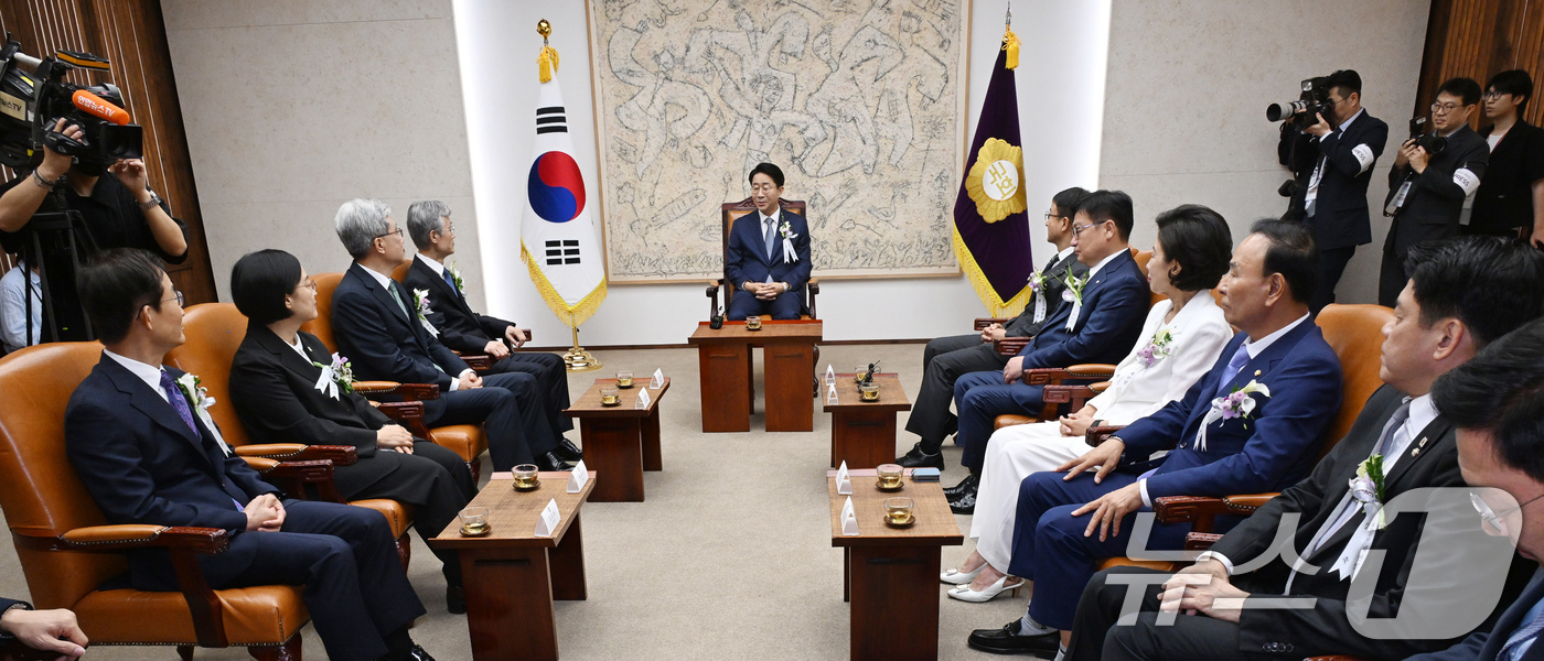 (서울=뉴스1) 국회사진기자단 = 조정식 국회의장이 17일 서울 여의도 국회 의장접견실에서 제78주년 제헌절 경축식에 앞서 4부요인 및 감사원장, 여야 원내대표 등과 환담을 하고 …