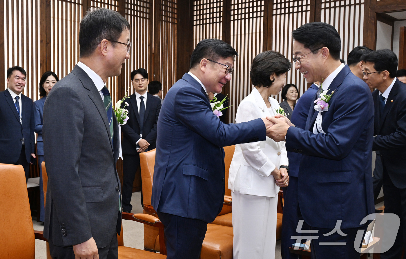(서울=뉴스1) 국회사진기자단 = 조정식 국회의장이 17일 서울 여의도 국회에서 제78주년 제헌절 경축식에 앞서 정점식 국민의힘 원내대표와 인사를 나누고 있다. 왼쪽은 한병도 더불 …
