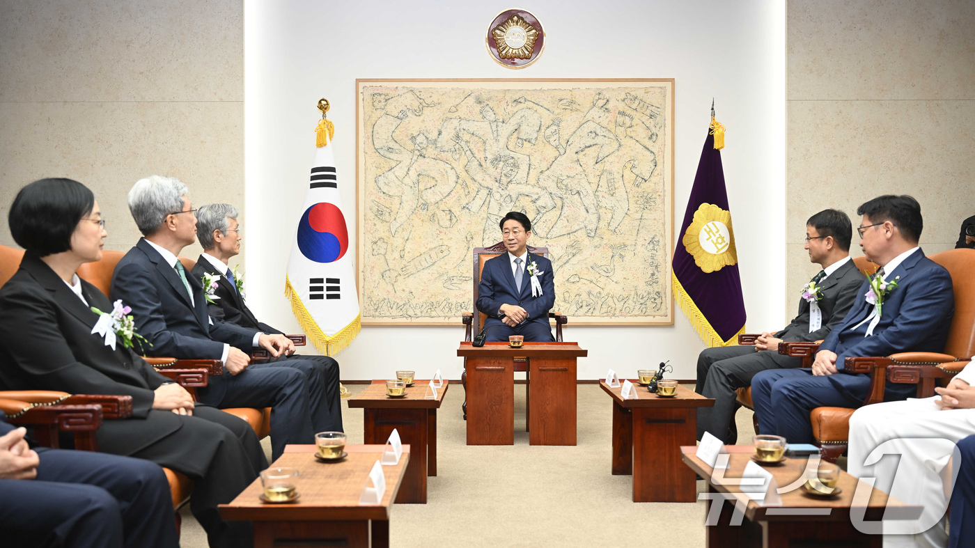 (서울=뉴스1) 국회사진기자단 = 조정식 국회의장이 17일 서울 여의도 국회 의장접견실에서 제78주년 제헌절 경축식에 앞서 4부요인 및 감사원장, 여야 원내대표 등과 환담을 하고 …
