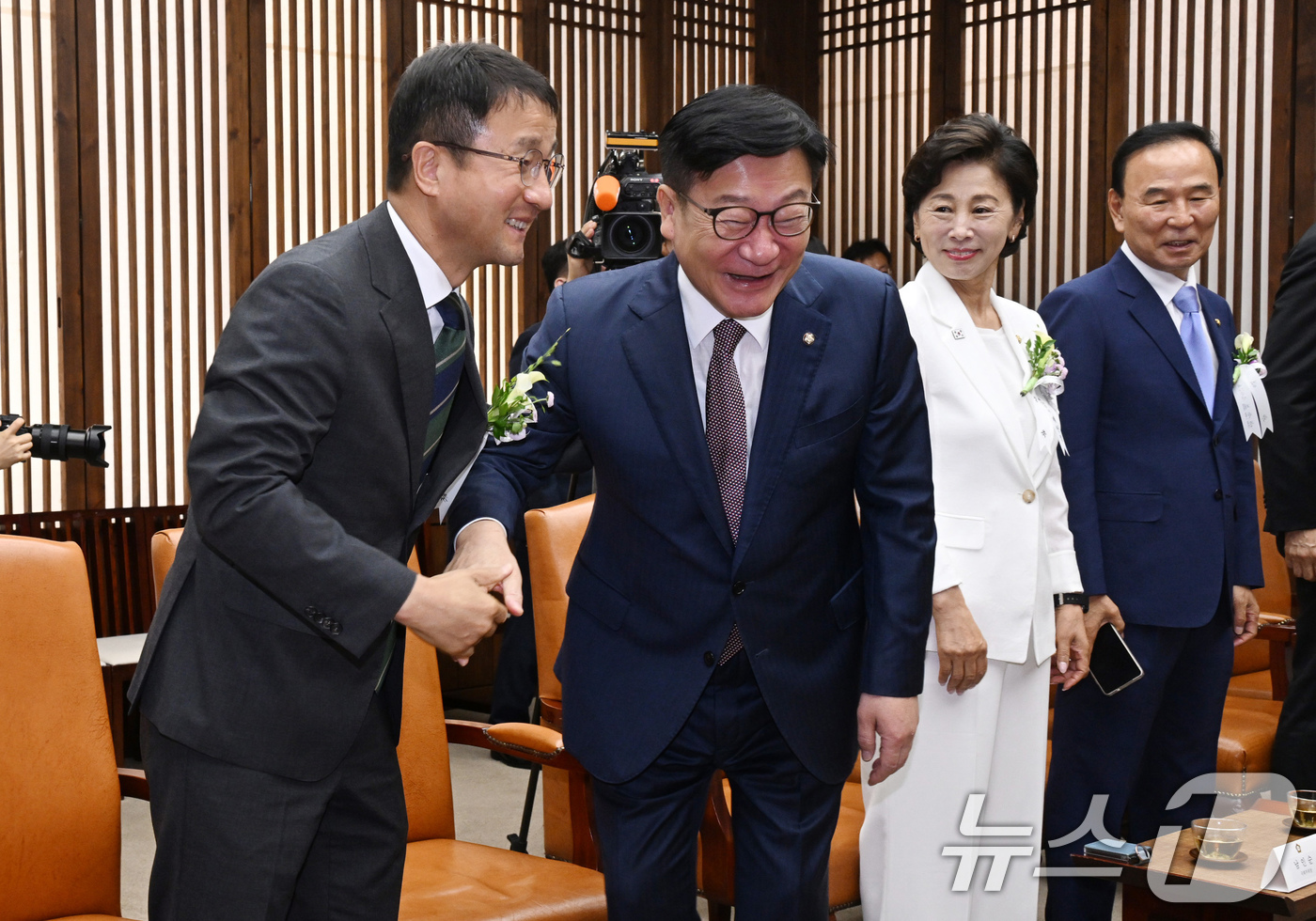(서울=뉴스1) 국회사진기자단 = 한병도 더불어민주당 대표 직무대행 겸 원내대표와 정점식 국민의힘 원내대표가  17일 서울 여의도 국회에서 제78주년 제헌절 경축식에 앞서 사전 환 …