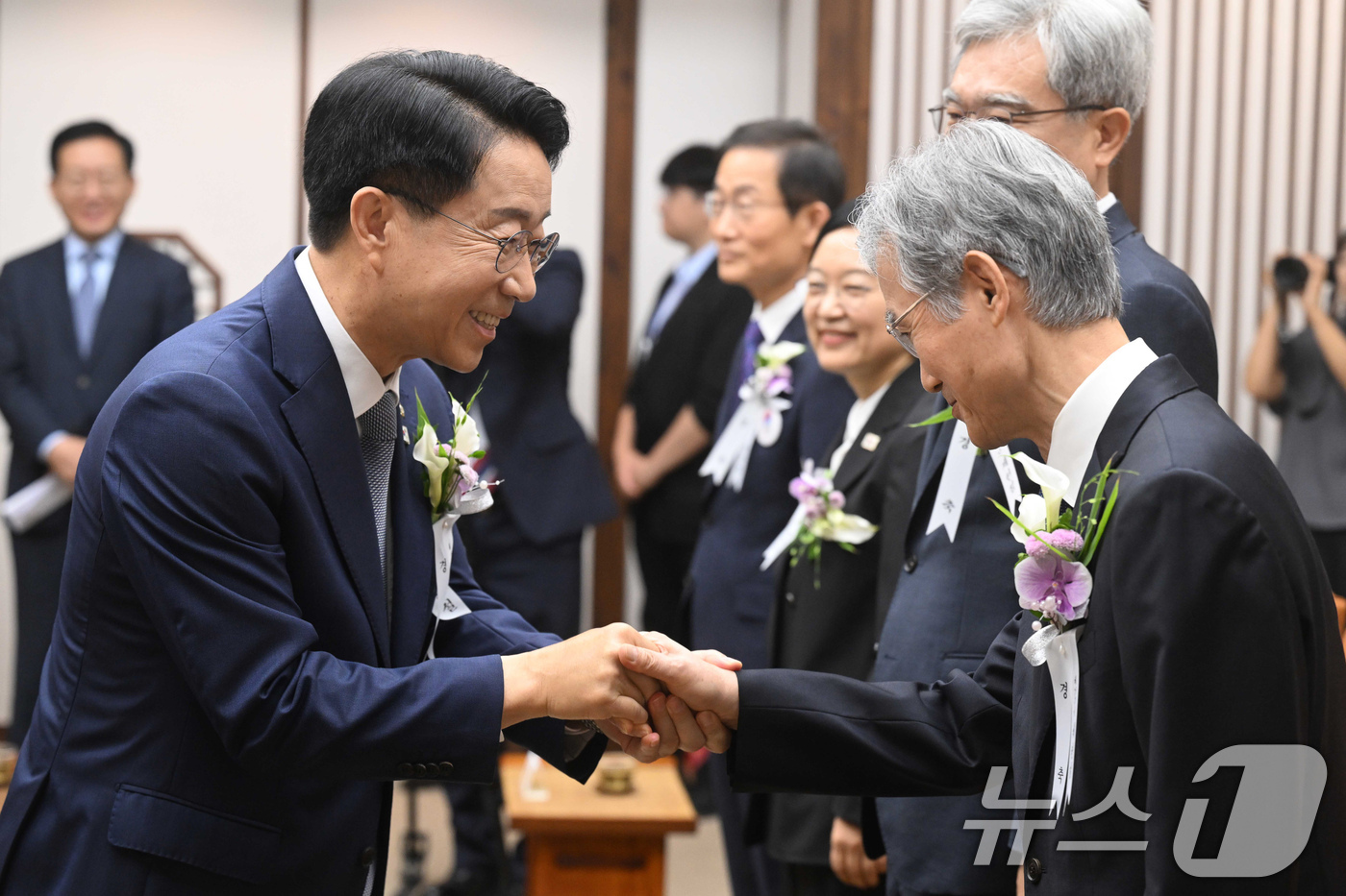 (서울=뉴스1) 국회사진기자단 = 조정식 국회의장이 17일 서울 여의도 국회 의장접견실에서 제78주년 제헌절 경축식에 앞서 조희대 대법원장과 악수를 하고 있다. 2026.7.17/ …