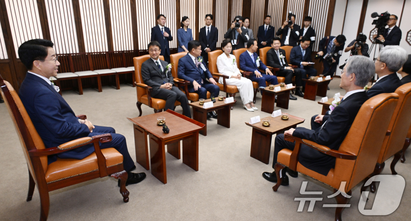 (서울=뉴스1) 국회사진기자단 = 조정식 국회의장이 17일 서울 여의도 국회 의장접견실에서 제78주년 제헌절 경축식에 앞서 4부요인 및 감사원장, 여야 원내대표 등과 환담을 하고 …
